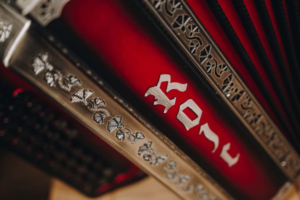 Rojc_harmonike_rdeča_mat_4