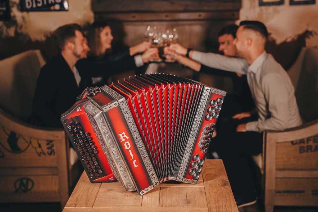 Rojc Harmonika Rdeča_ljudje