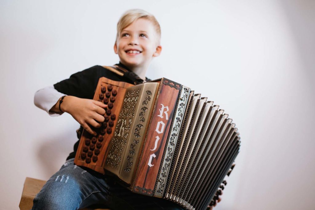 Rojc_harmonike_indijsko_jabolko_otroška_mala_30_Rok1