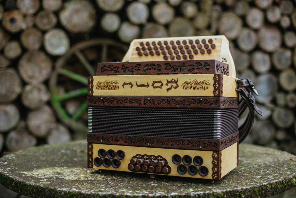 Rojc_harmonike_lesena_smreka_hrast_ročno_žgana1