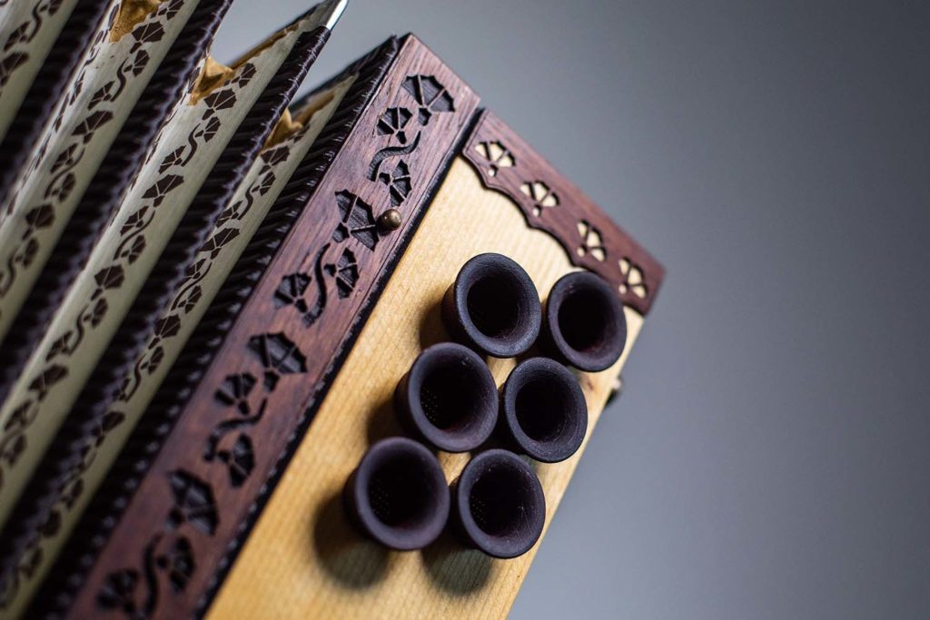 Rojc_harmonike_lesena_smreka_hrast_ročno_žgana4