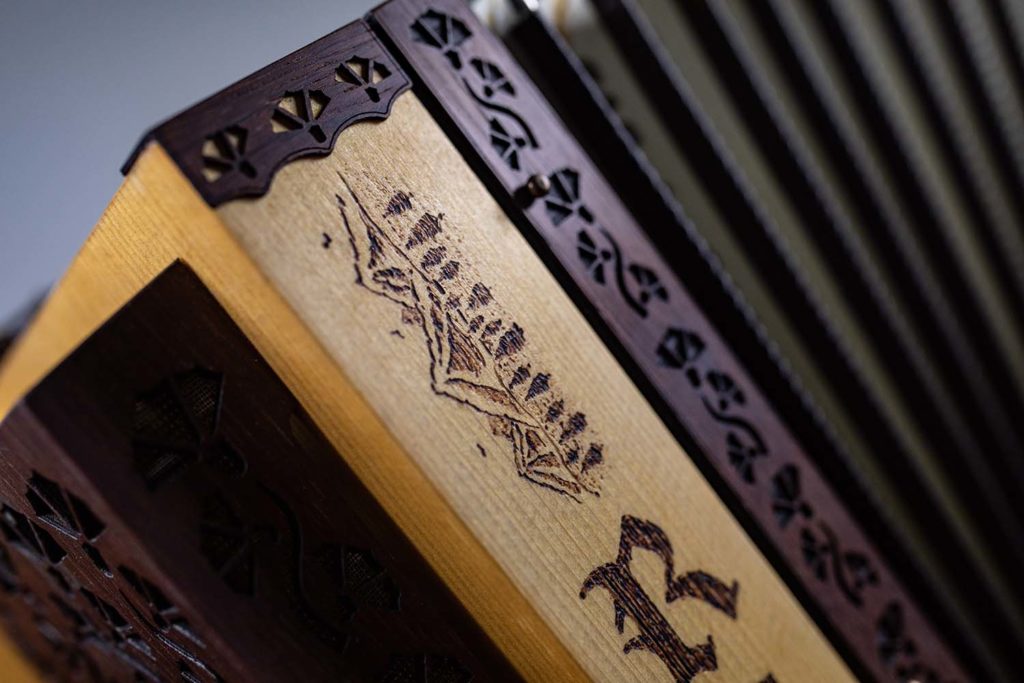 Rojc_harmonike_lesena_smreka_hrast_ročno_žgana5