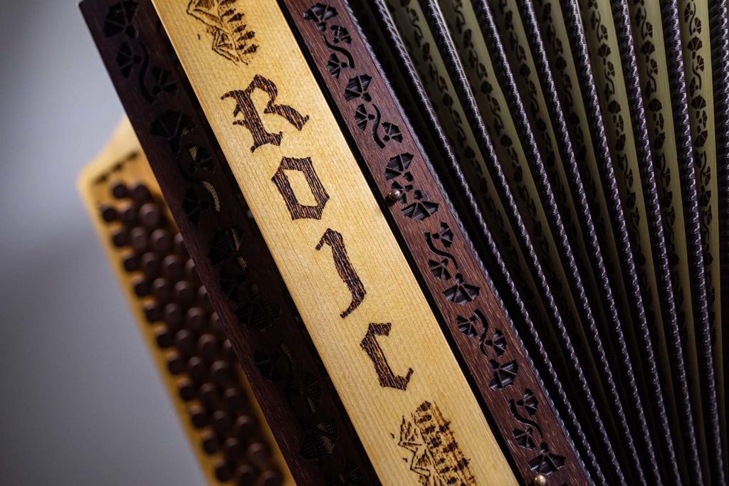 Rojc_harmonike_lesena_smreka_hrast_ročno_žgana6