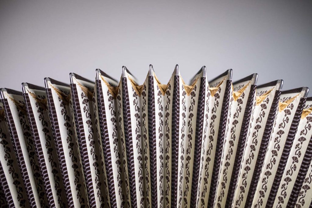 Rojc_harmonike_lesena_smreka_hrast_ročno_žgana3