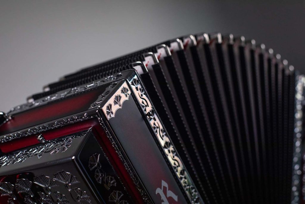 Rojc_harmonike_rdeča_mat_krom3