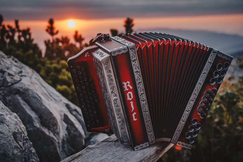 Rojc_harmonike_rdeča_mat_1