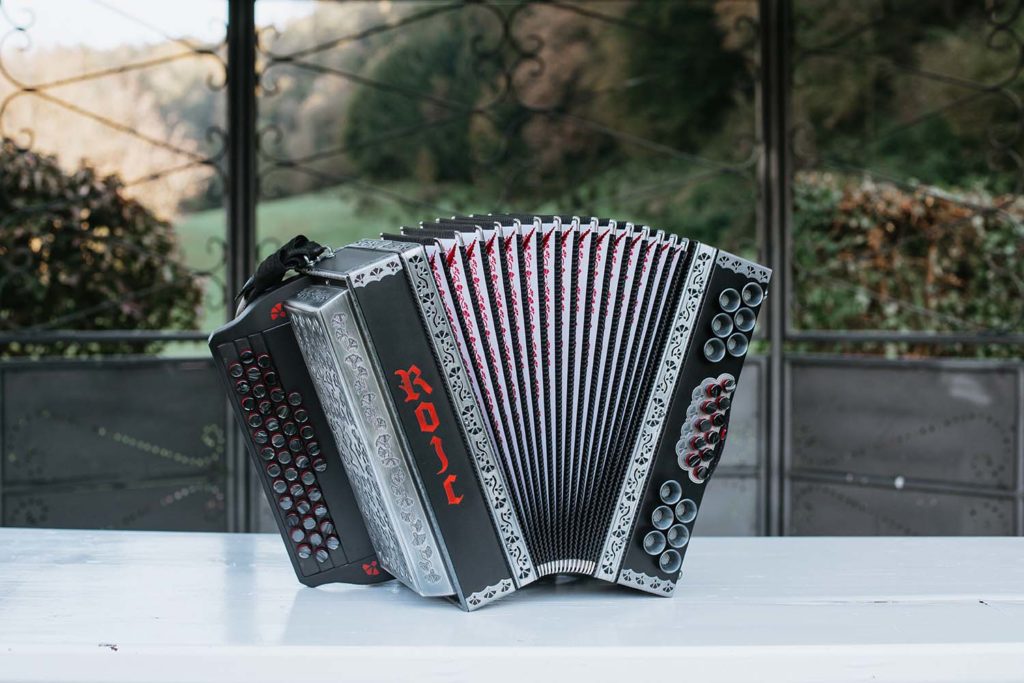 Rojc_harmonike_črna_rdeča2